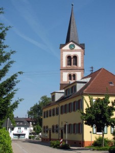 Blick- Ber-das-Rathaus-zur-Kirche-1-IMG 6110-225x300 in Sandweier