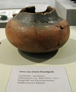 Urne-aus-Sandweier-Hallstattzeit-800-450-v-Chr- IMG 1473-800-246x300 in Rückblick 2011
