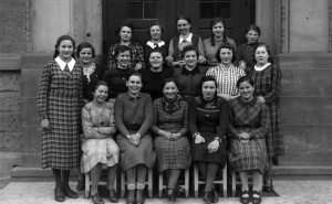 Frauengruppe-1-Gr-800-300x185 in Alte Fotos vom kirchlichen Leben
