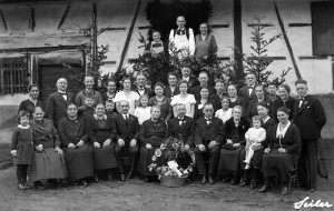 Goldene-Hochzeit-bei-Fam-Pfl Ger-Jahreszahl-um-1920-800-300x190 in Alte Fotos aus der Schule