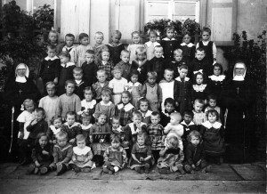 Kindergarten-1921-IV-mit-Schwestern-in-Sandweier-800-300x218 in Alte Fotos aus der Schule