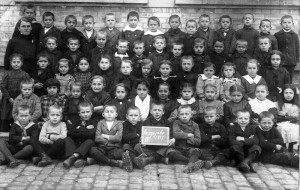 Kriegsjahr-1917-Klasse-in-Sandweier-800-300x190 in Alte Fotos aus der Schule