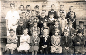 Sandweier-Schulklasse-mit-Lehrerin-800-300x192 in Alte Fotos aus der Schule