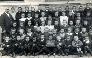 Sandweier-Volksschule-Klasse-III-1913-800-300x188 in 