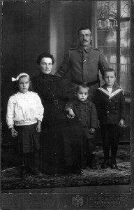 Soldat-mit-Familie-1914-18-Gr-800-192x300 in Alte Fotos aus Kriegszeiten