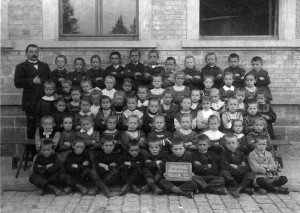 Volkschule-Klasse-II-1913-Sandweier-800-300x213 in Alte Fotos aus der Schule