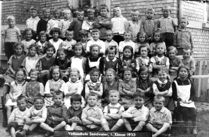 Volksschule-1-Klasse-1933-Gr-800-300x197 in Alte Fotos aus der Schule