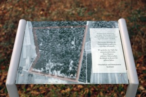 Gedenktafel-Lager-von-1943-bis-1945-300x199 in Öffentliche Vorstellung der Gedenktafeln an die SS-Lager in Iffezheim und Sandweier