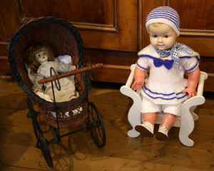 Puppen-im-Wagen-und-mit-Strickkleid-300x240 in Ausstellungen der Strickliesel-Gruppe