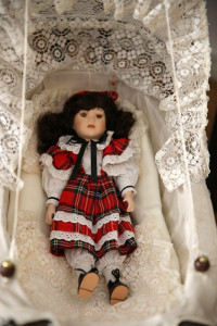 Puppe-im-roten-Kleid-Ausstellung-2016-200x300 in Rückblick Nikolaus klopft an die Tür